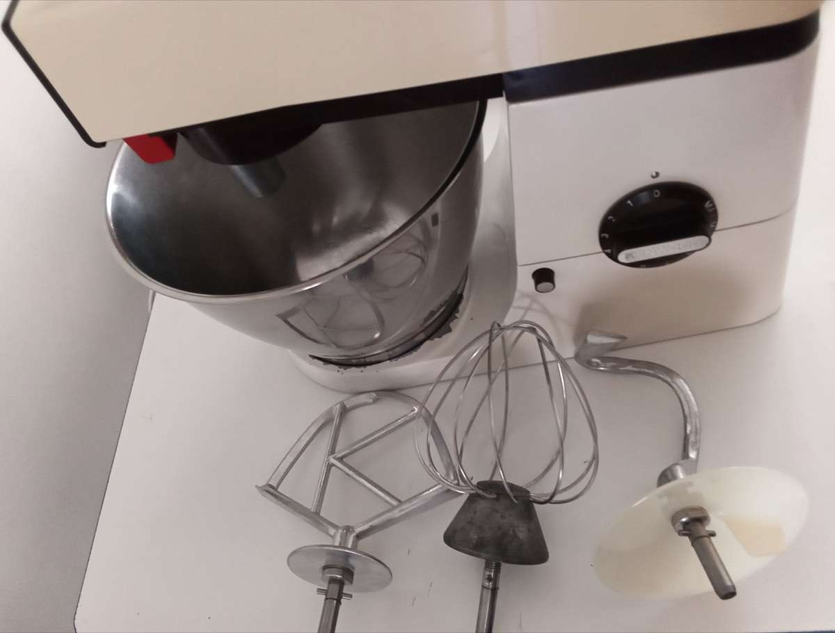 KENWOOD A901 MIXER WITH LIQUIDIZER.BRAND NEW MOTOR. EXCELLENT WORKING CONDITION.