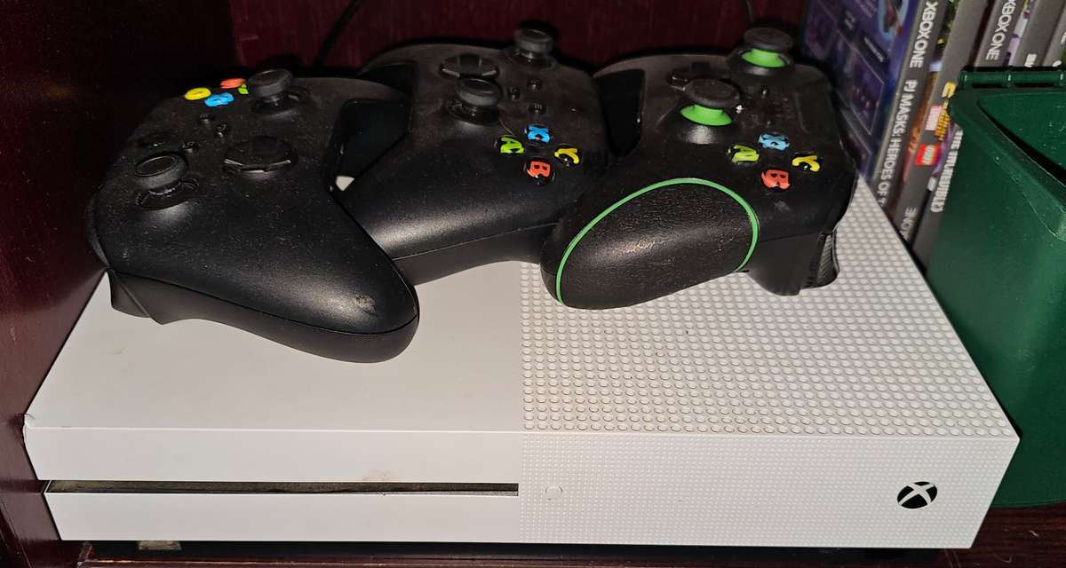 XBOX ONE S 1TB 5 games 3 controllers