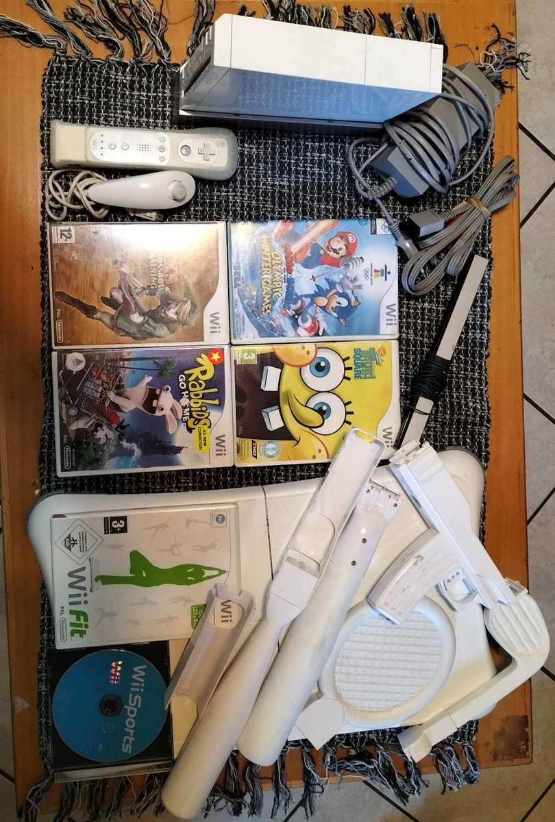 Wii Console White with x6 Wii games and Wii Fit Board (Wii)