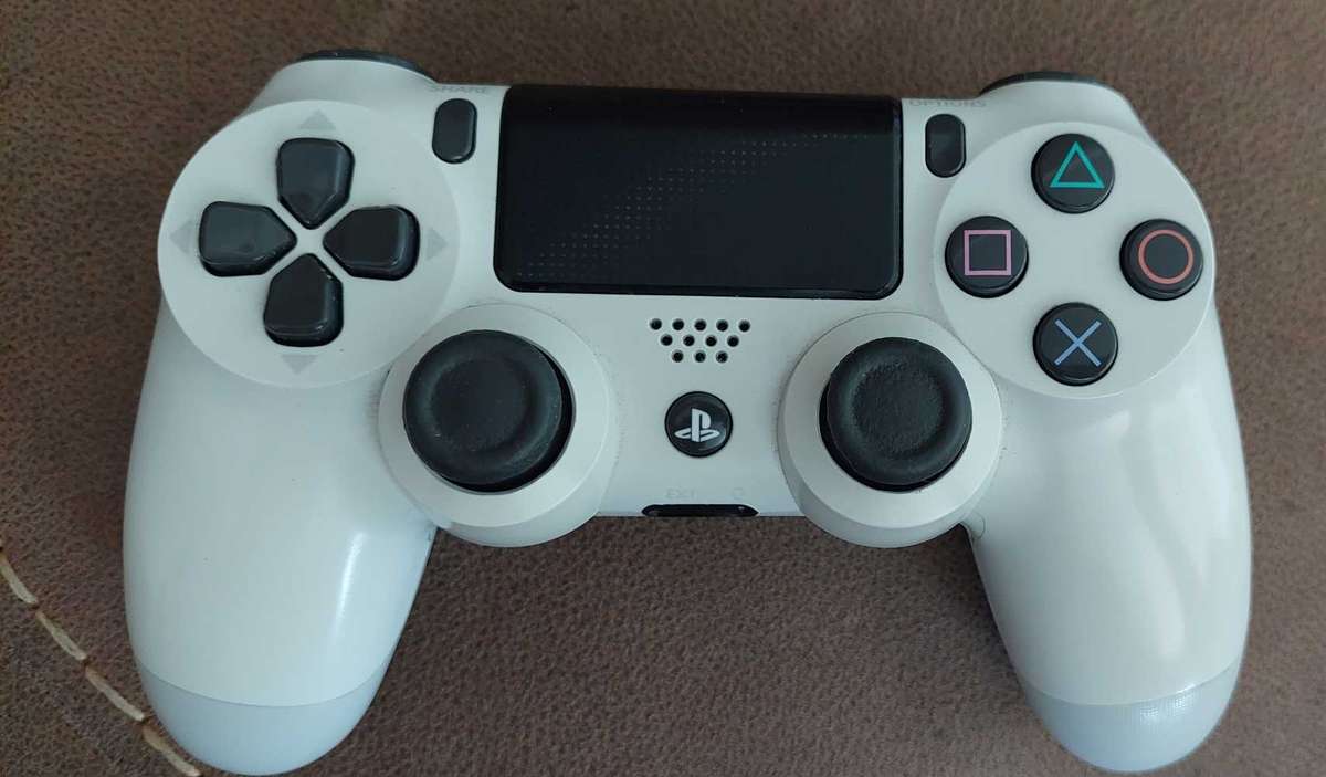 PS4 Dualshock Controller plus PS4 Games