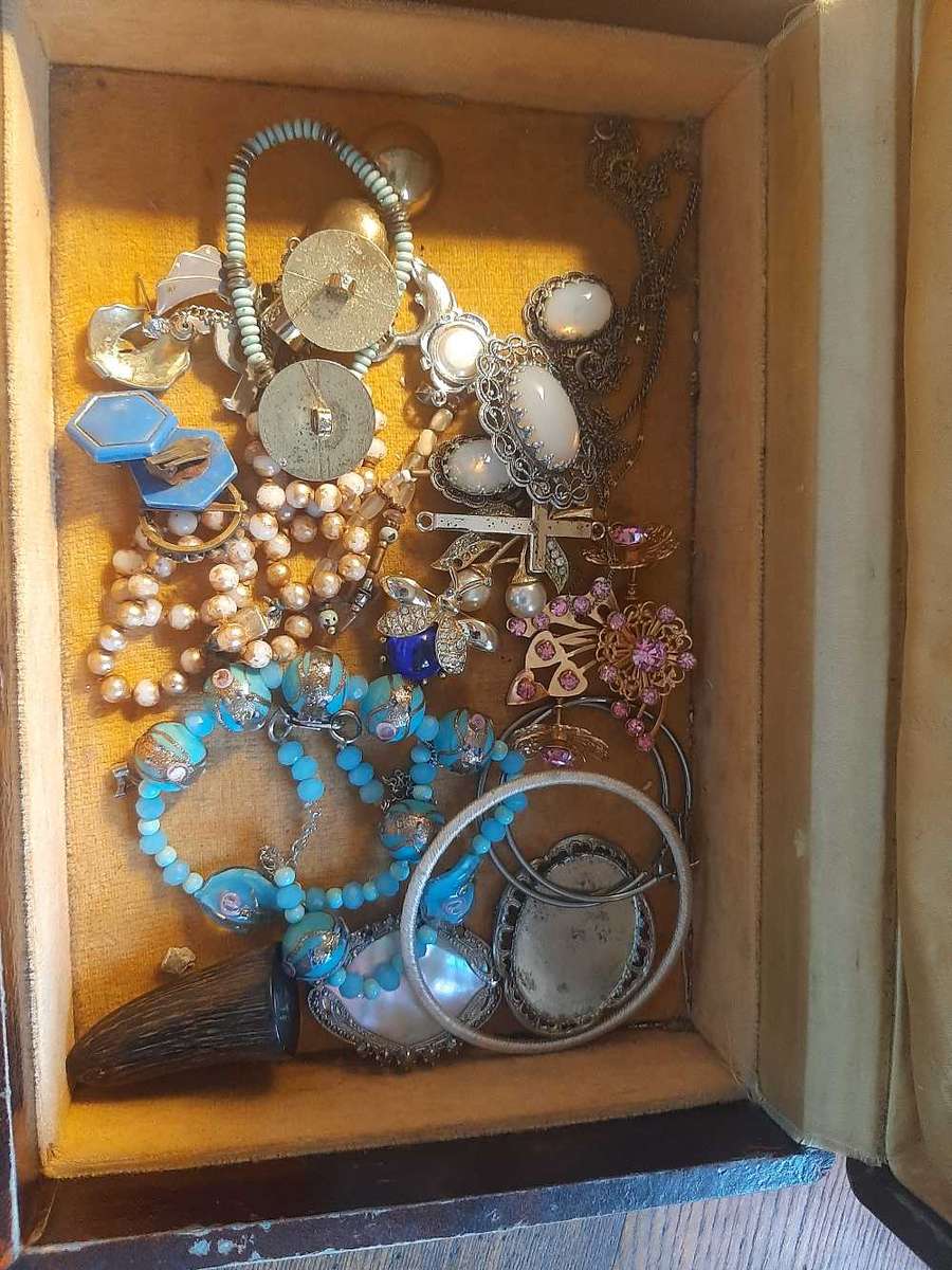 Joblot costume jewellery in vintage jewelary case