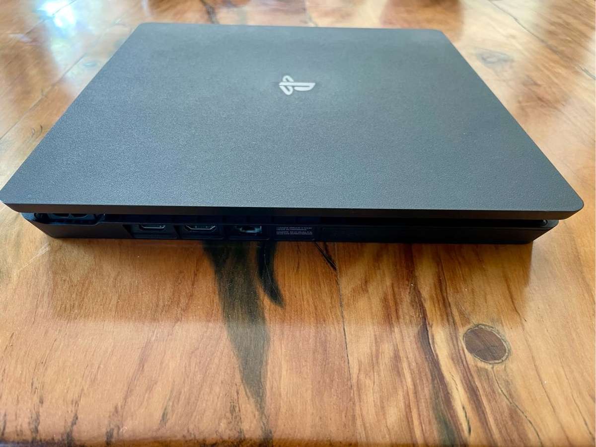 PlayStation 4 Slim 500Gb and  3 games