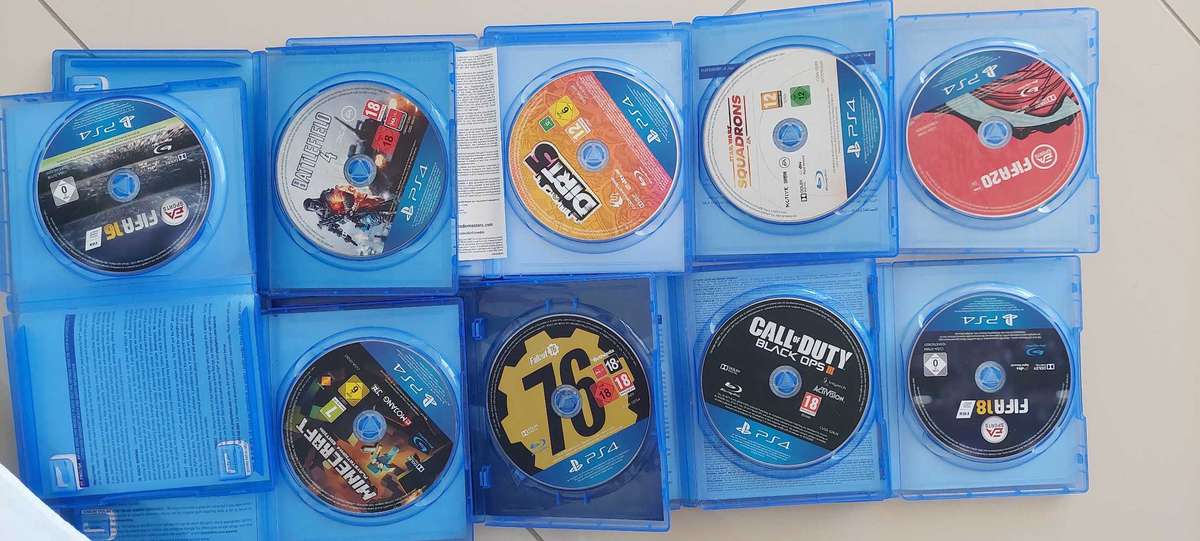 PS4 Dualshock Controller plus PS4 Games