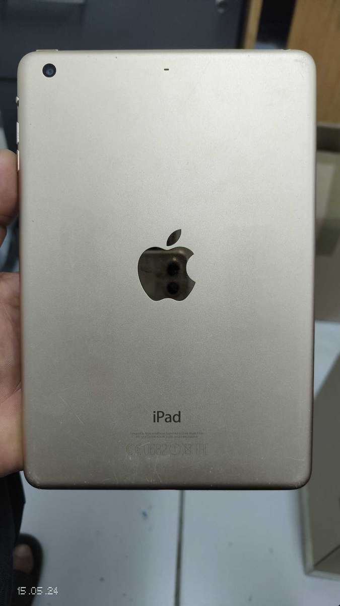 iPad Mini 3 128GB wifi only Gold (Touch Cracked) {Pre Owned}