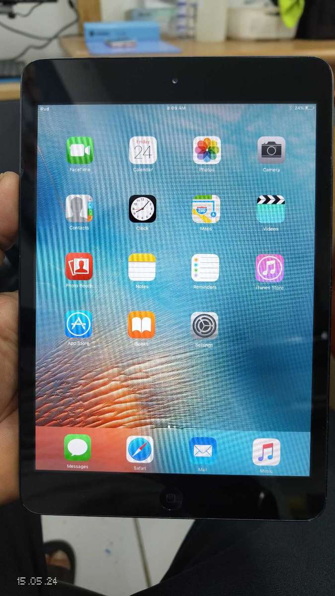 iPad mini 64Gb wifi only Black (small crack Touch){pre Owned}