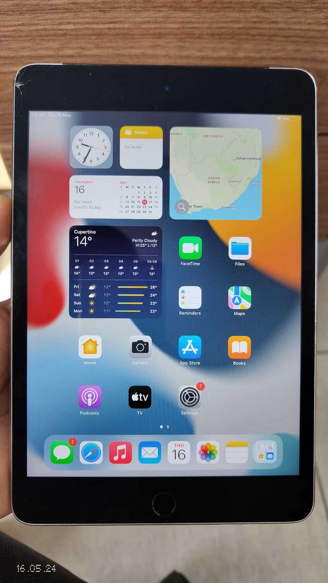 iPad mini 4 64GB cellular+ wifi silver (Cracked touch){Pre Owned}