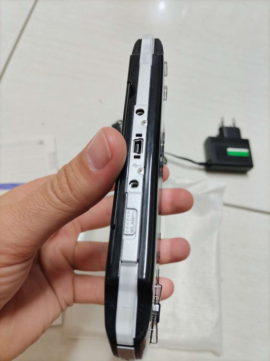 Sony Psp 3000 piano black boxed in mint condition