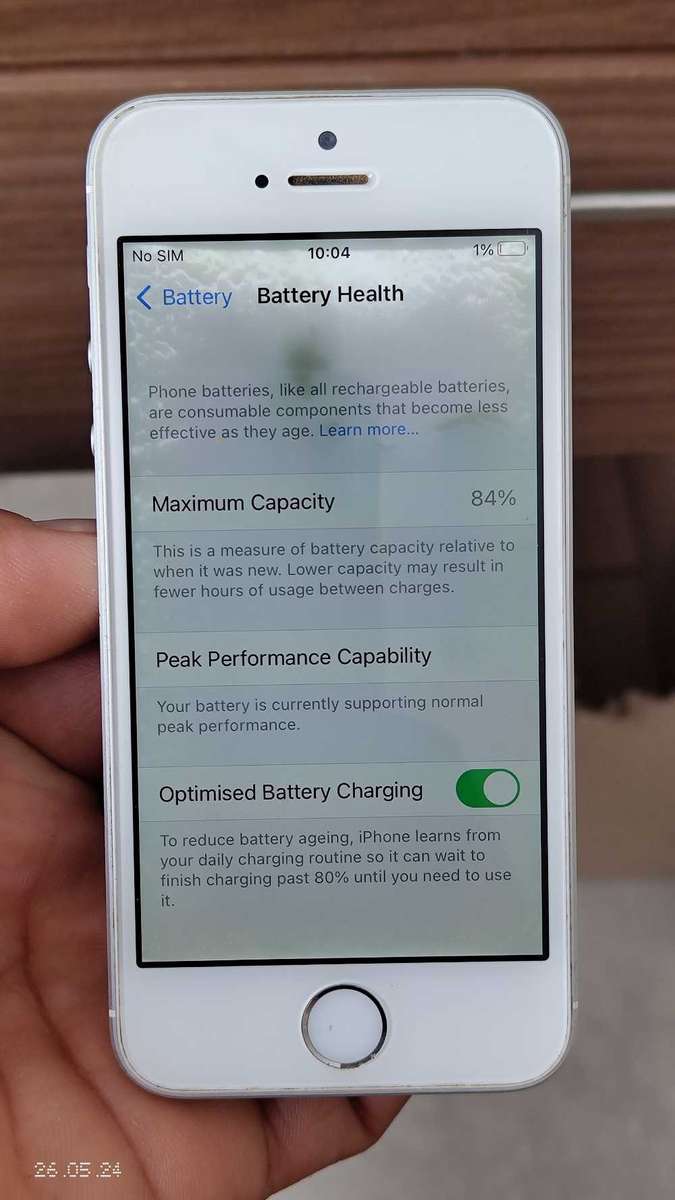 Apple iPhone SE(1st Gen) 32GB silver (Lcd Has marks inside) {Pre Owned}