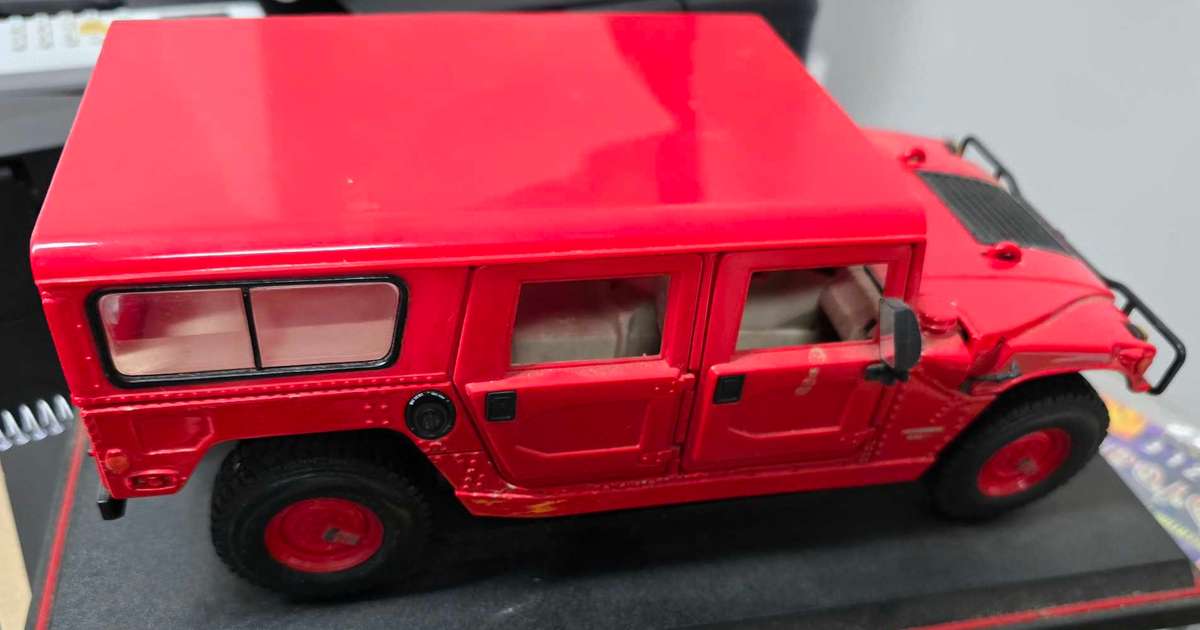 Highly collectable 1:18 Hummer Stationwagon