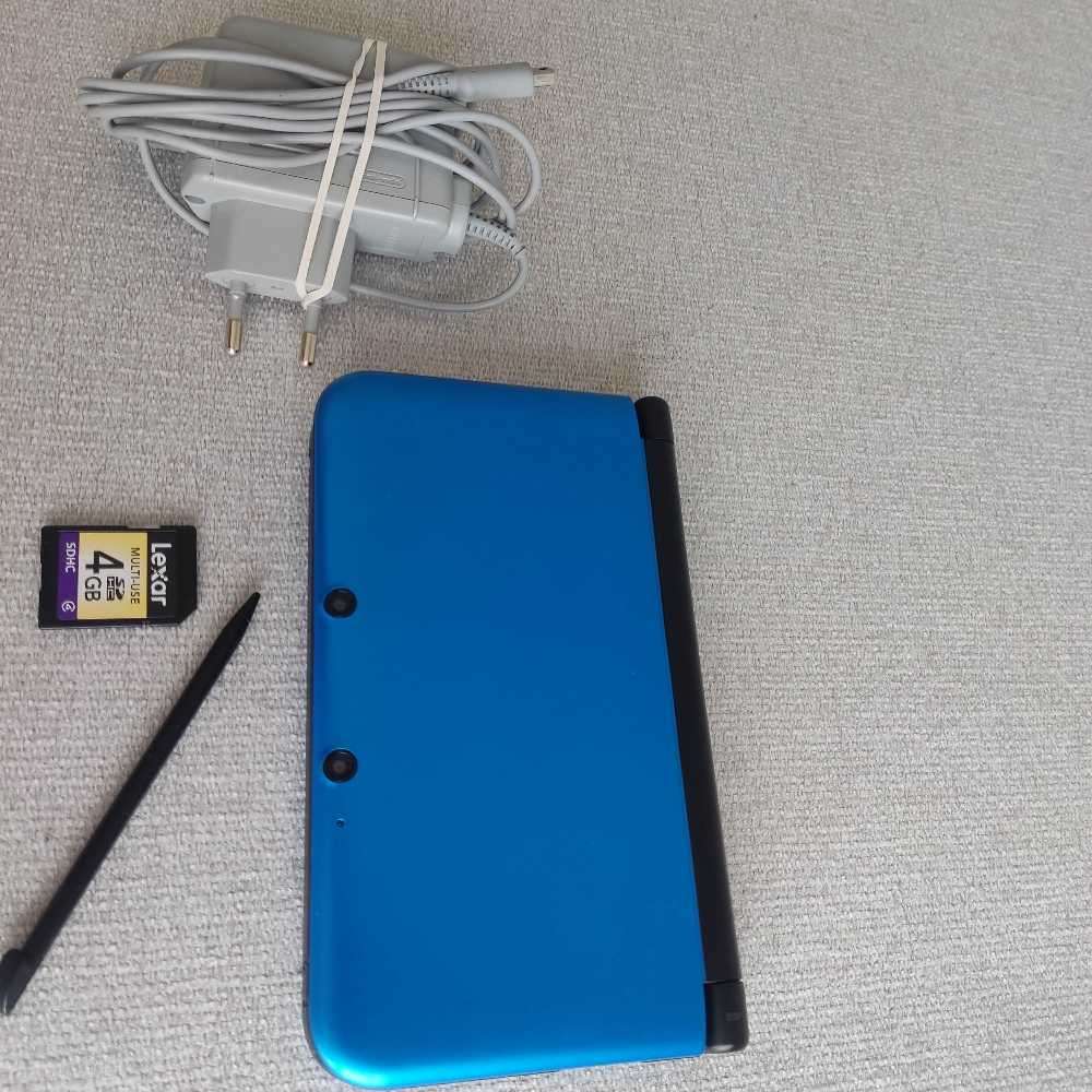 Nintendo 3ds XL console with original charger, stylus and memory card