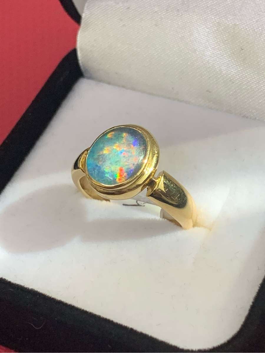 Stunning 18ct Yellow Gold and Triplet Opal Ring