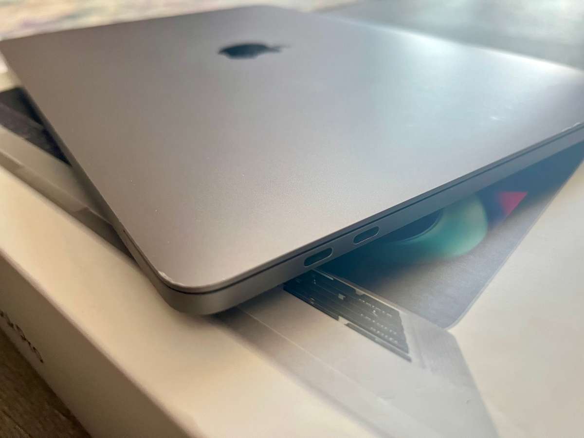 MacBook Pro 13 M1 16GB 256GB Boxed with charger A2338