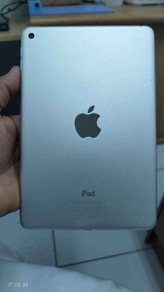 iPad mini 4 128GB Silver wifi only ( cracked Touch) {Pre owned}