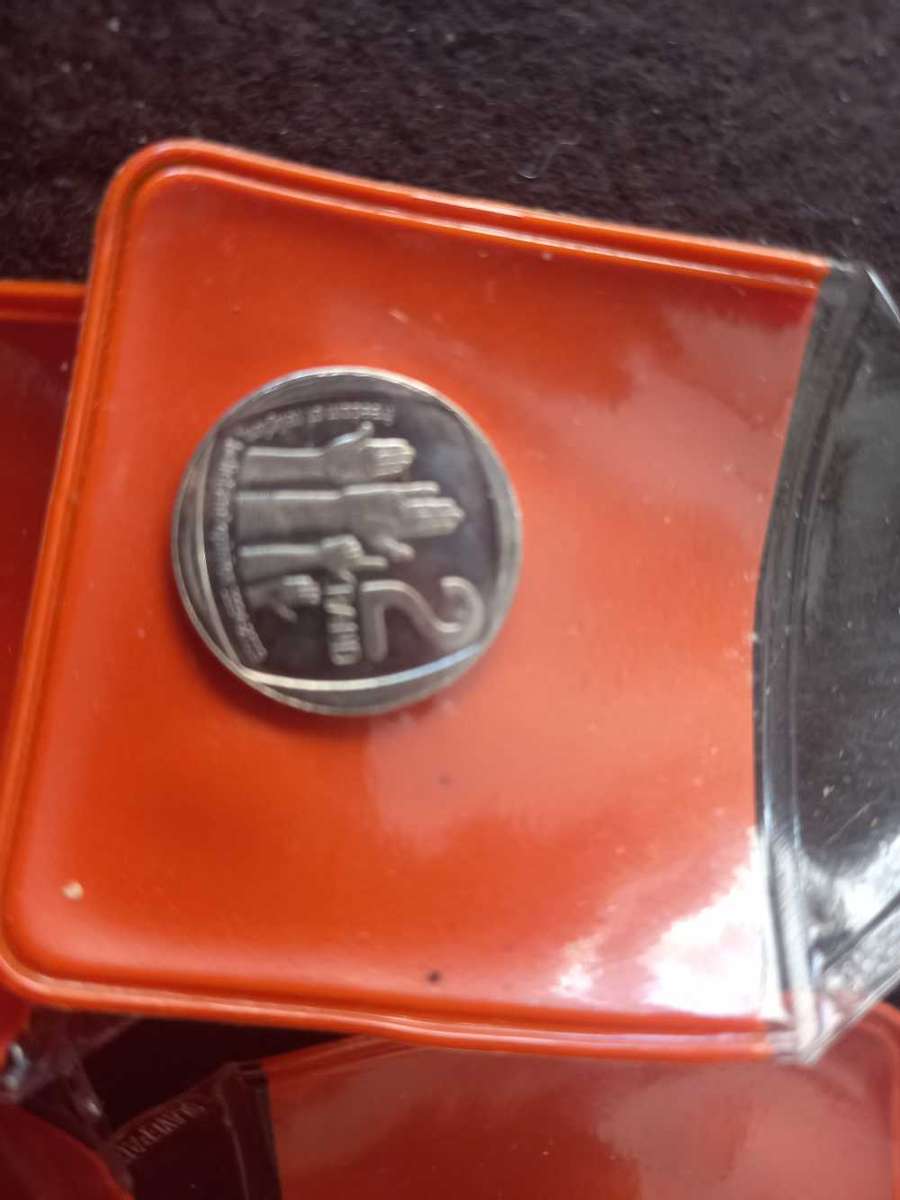 6 x 2019 R2 COINS AS PER PICTURE