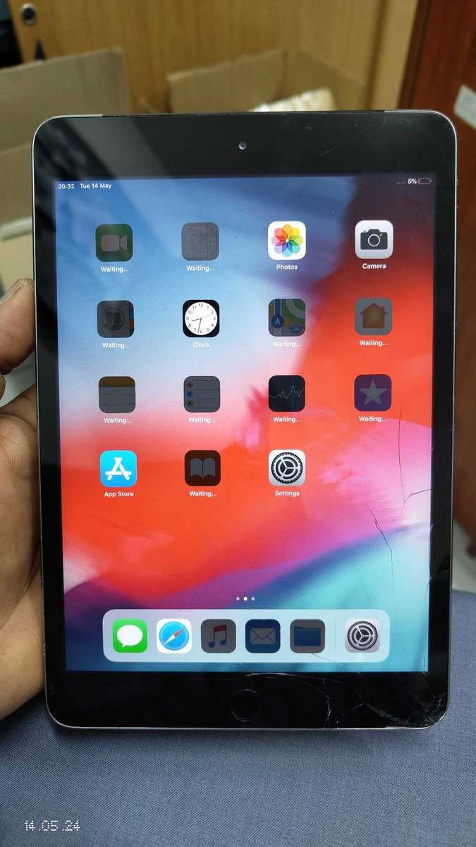 iPad mini 3 16GB cellular+wifi Space Grey (Broken Touch) (Pre-owned)