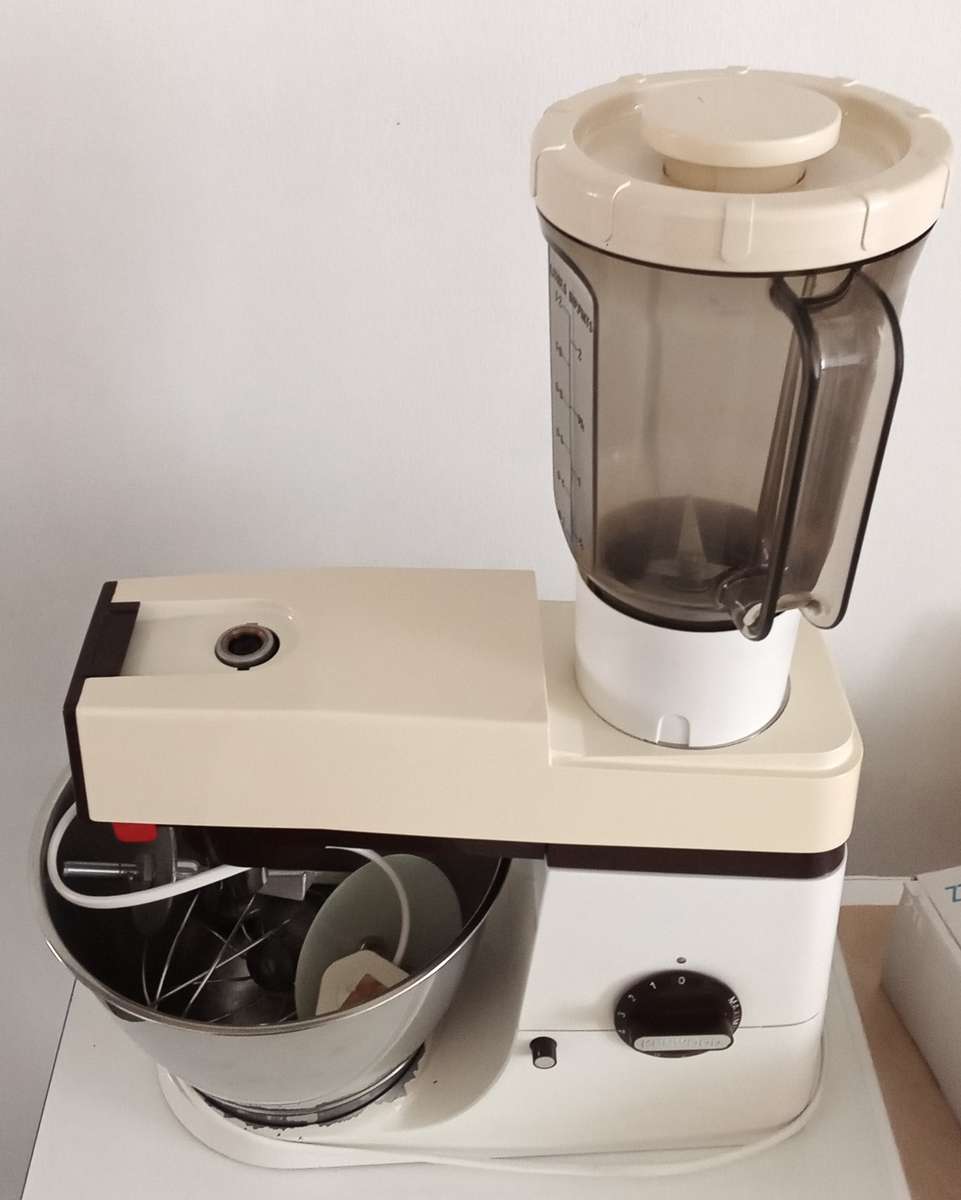 KENWOOD A901 MIXER WITH LIQUIDIZER.BRAND NEW MOTOR. EXCELLENT WORKING CONDITION.