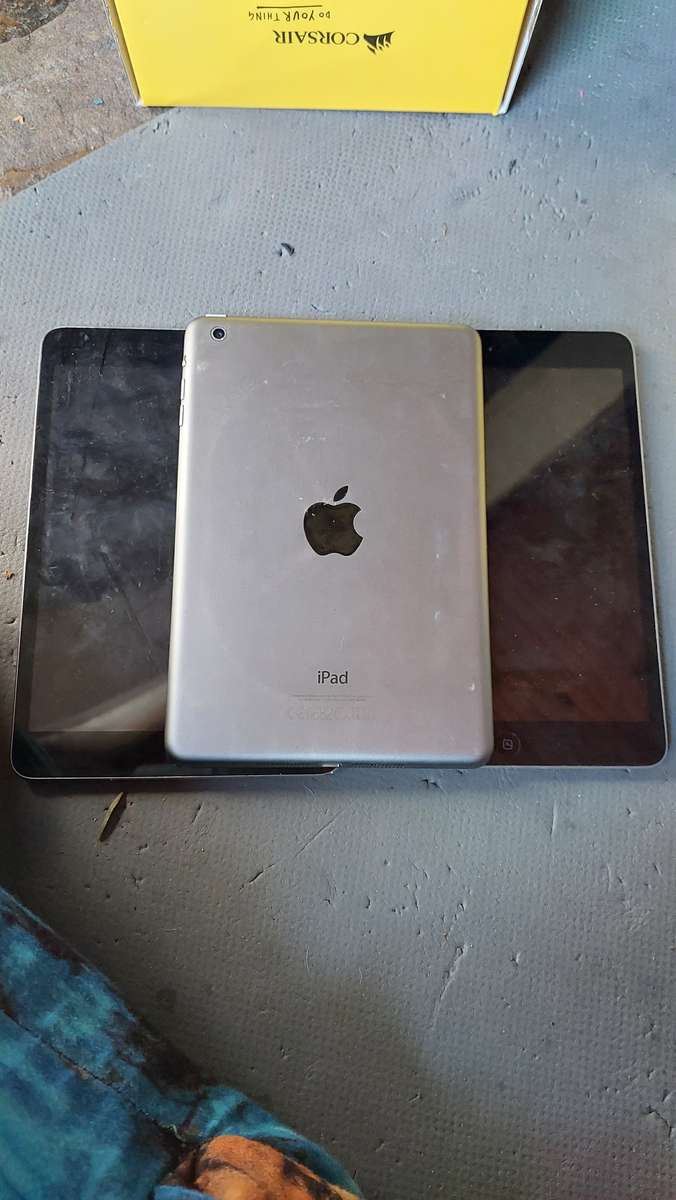 IPAD a1432 X 3 LOT - NOT WORKING