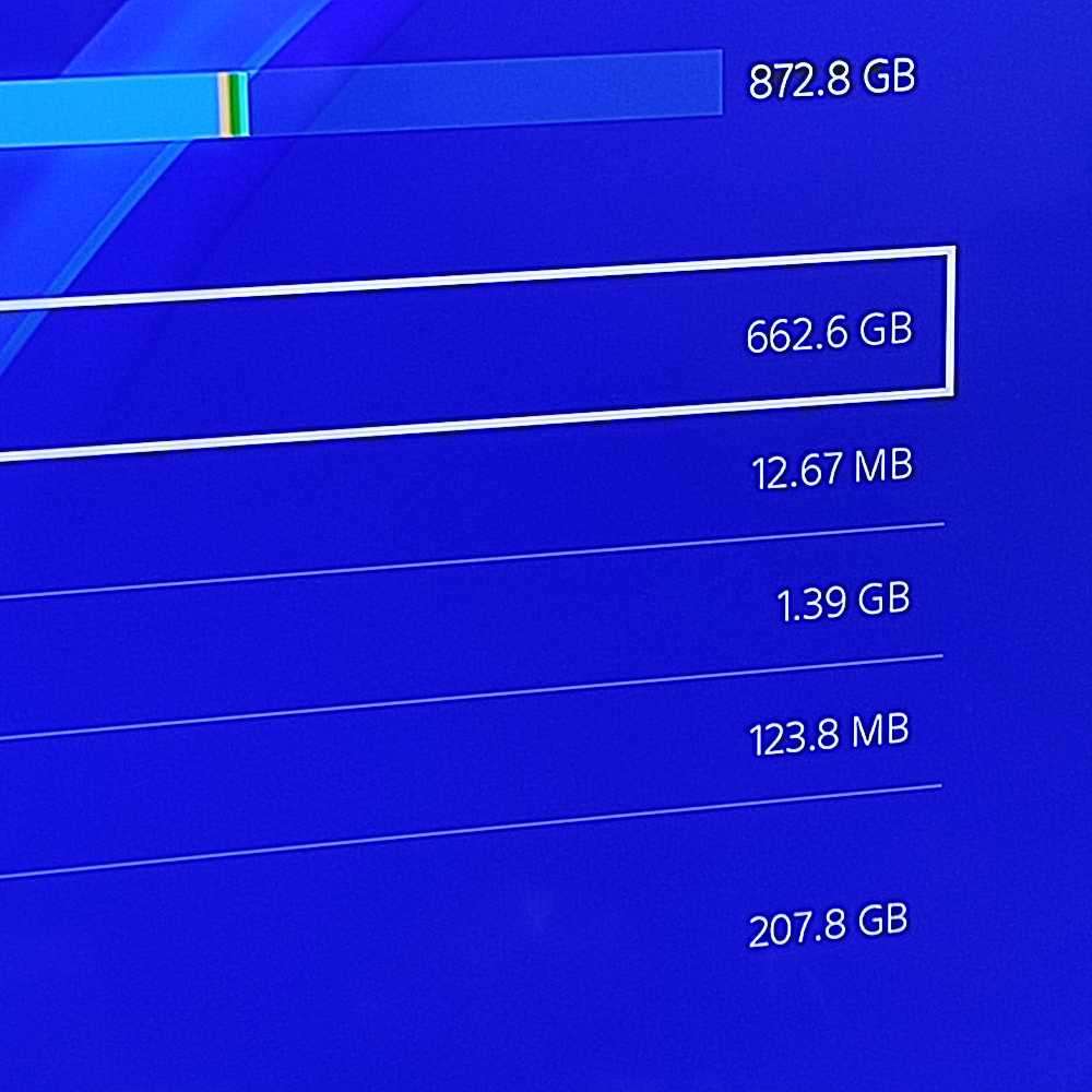 Playstation 4 Slim 1Tb +2 controllers  plus One game