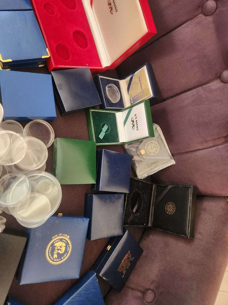 Coin boxes and capsules