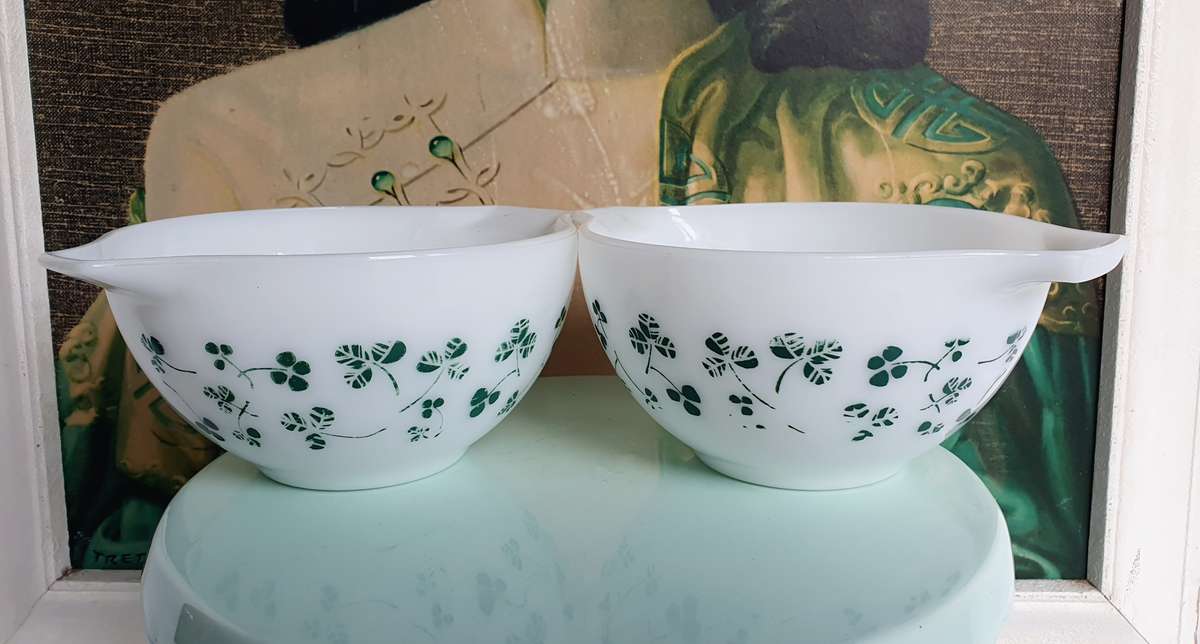 Vintage Duo Pyrex Tableware Bowl with Clover leaf Shamrock design from 1960