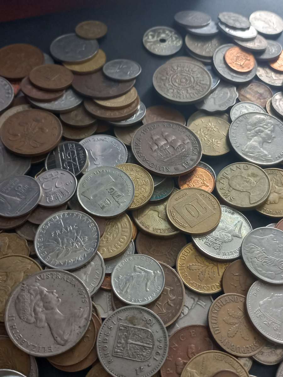 275 Mixed coins in Mari biscuit tin. Large variety