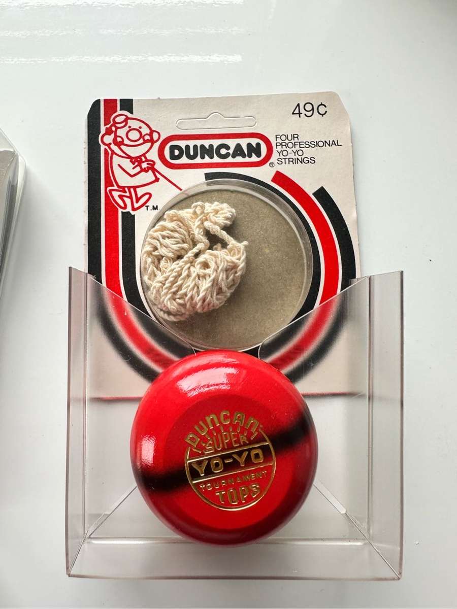 VINTAGE - 1955 YOYO WOODEN DUNCAN YOYO`S IN ORIGINAL PACKAGING WITH TRICK BOOK - UNUSED