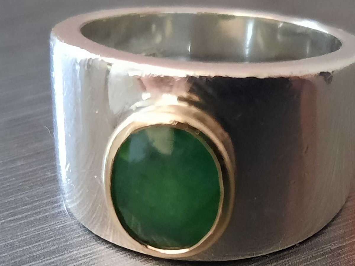 Sterling silver ring with 5.35 ct emerald ring 20 mm wide