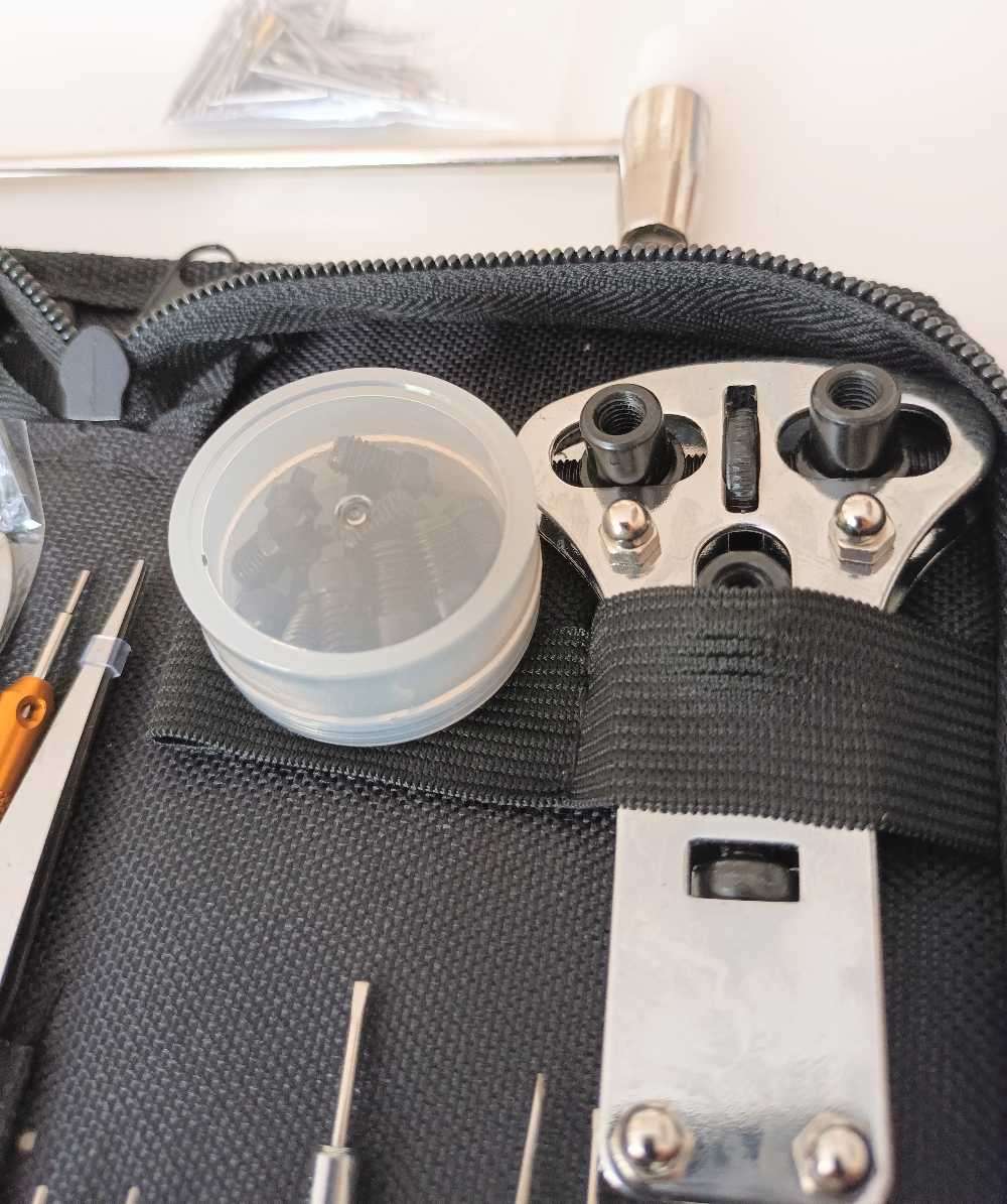 147 PIECE WATCHMAKER REPAIR TOOL KIT IN POUCH. NEW.