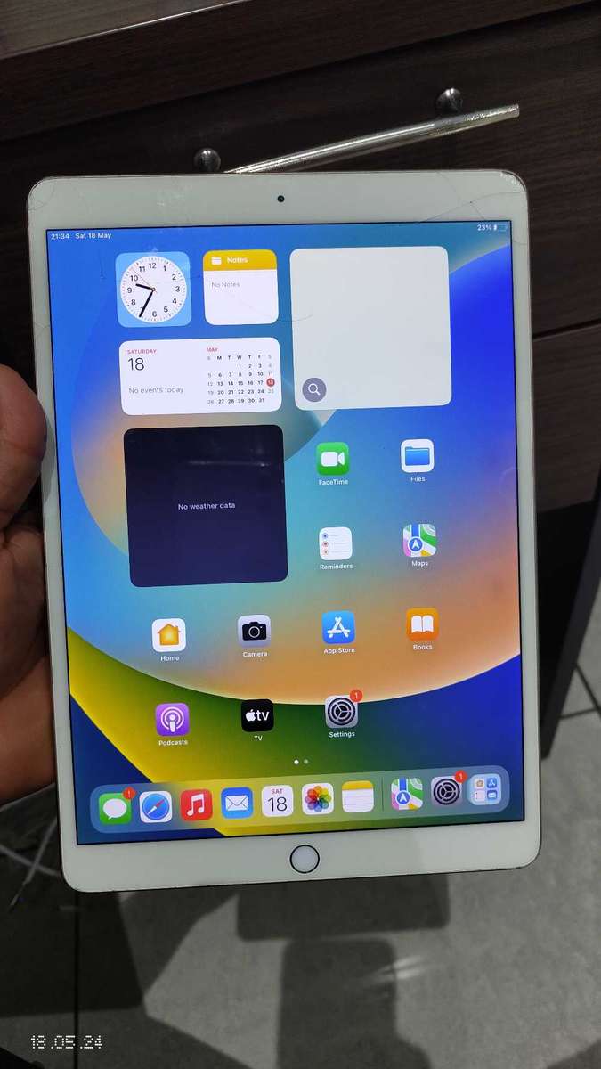 iPad Air 3rd Gen 64GB A2152 wifi Only(Touch Cracked) {Pre Owned}