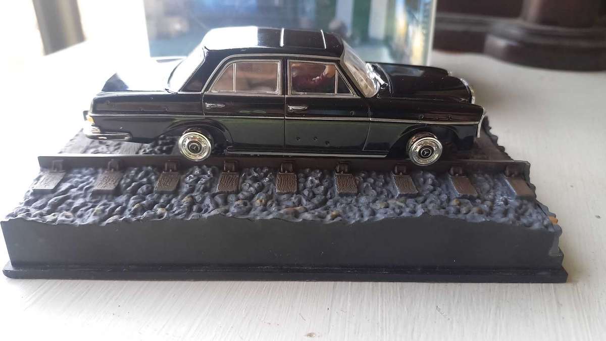 007 Mercedes Benz 250se - OctoPussy