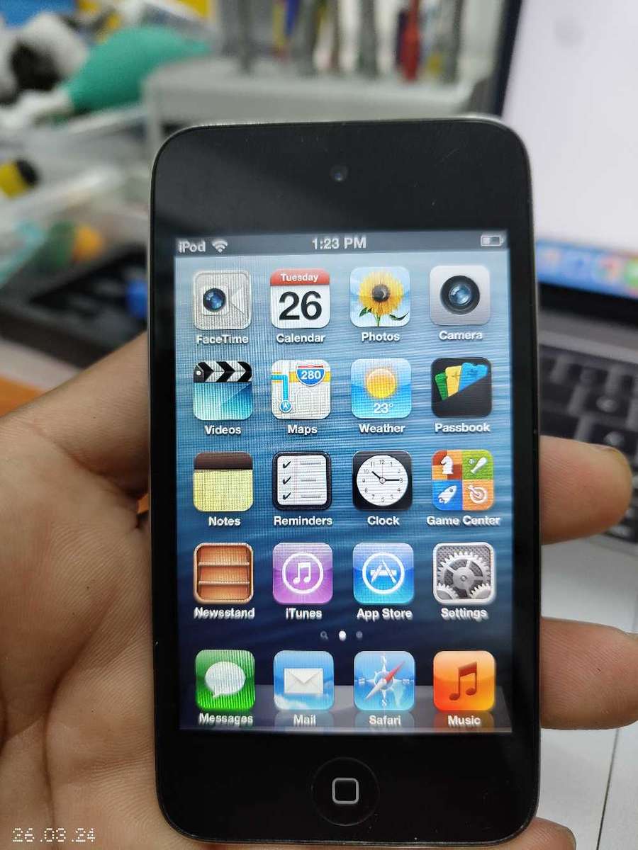 Apple iPod Touch 4Th Gen 8GB Silver (Used)