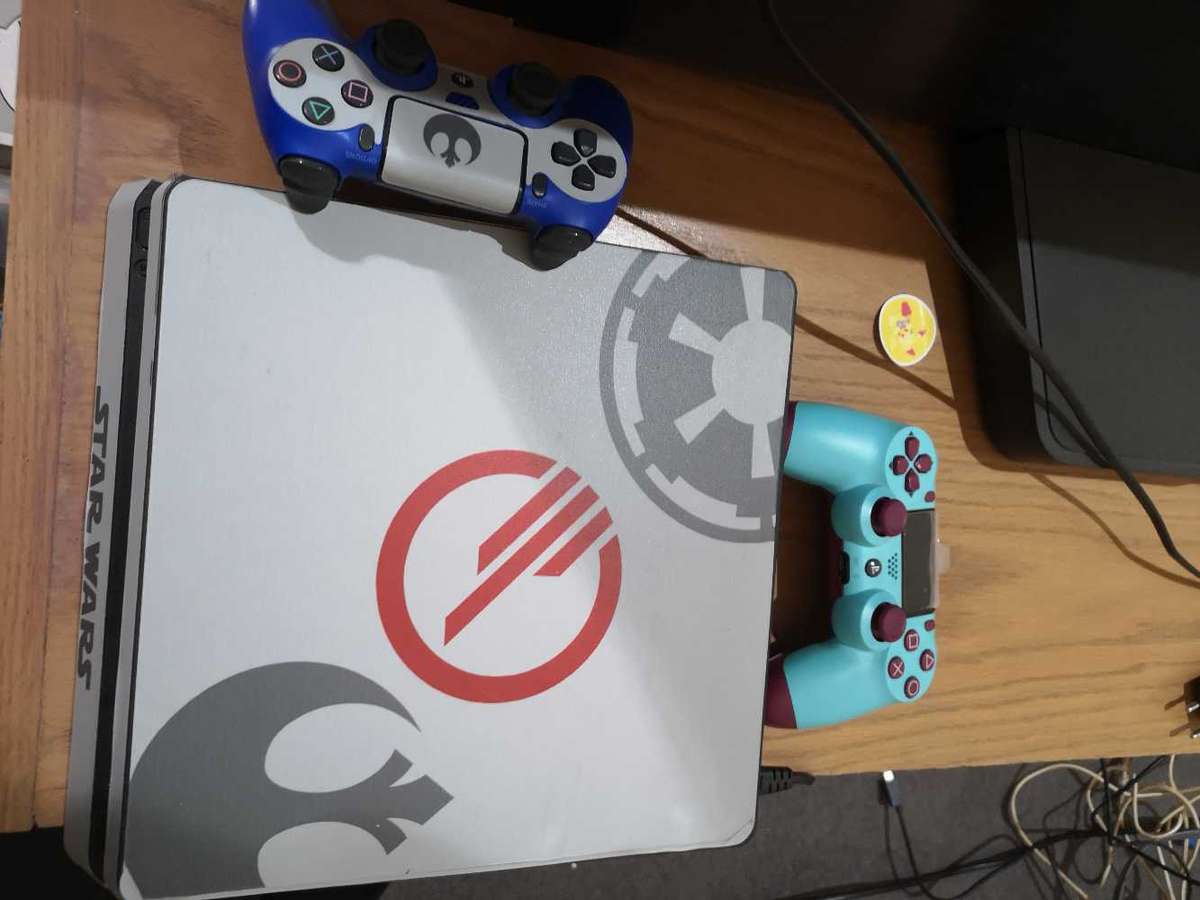 Ps4 console and 2 controllers