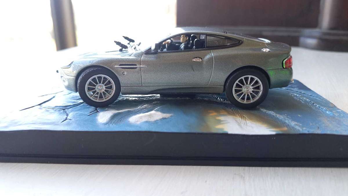 007 Aston Martin V12 Vanguish - Die Another day