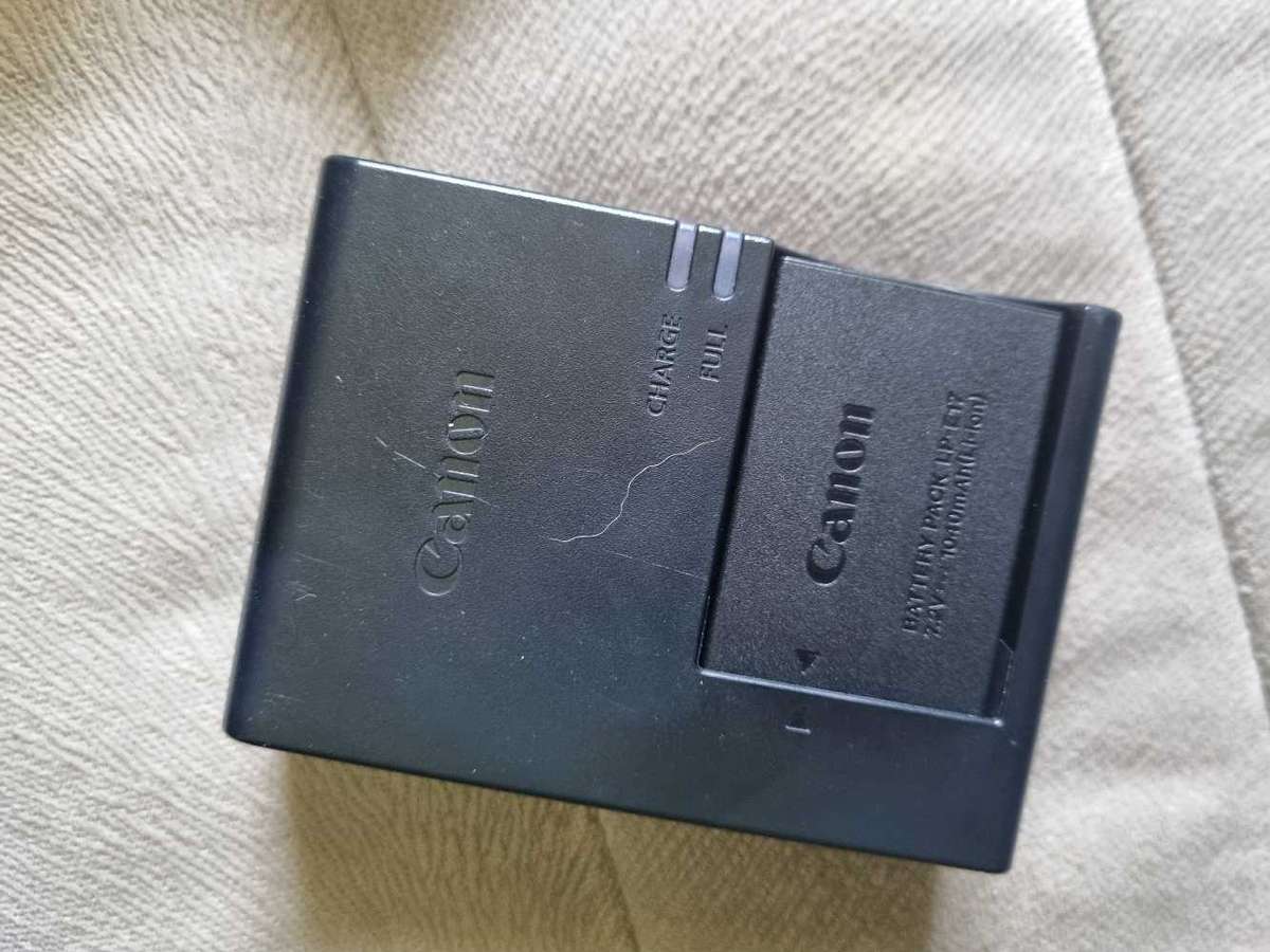 Canon EOS  Rebel SL2/200D