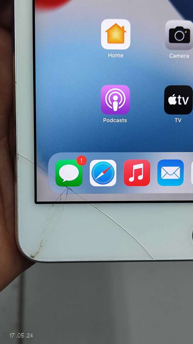 iPad mini 4 128GB Silver wifi only ( cracked Touch) {Pre owned}