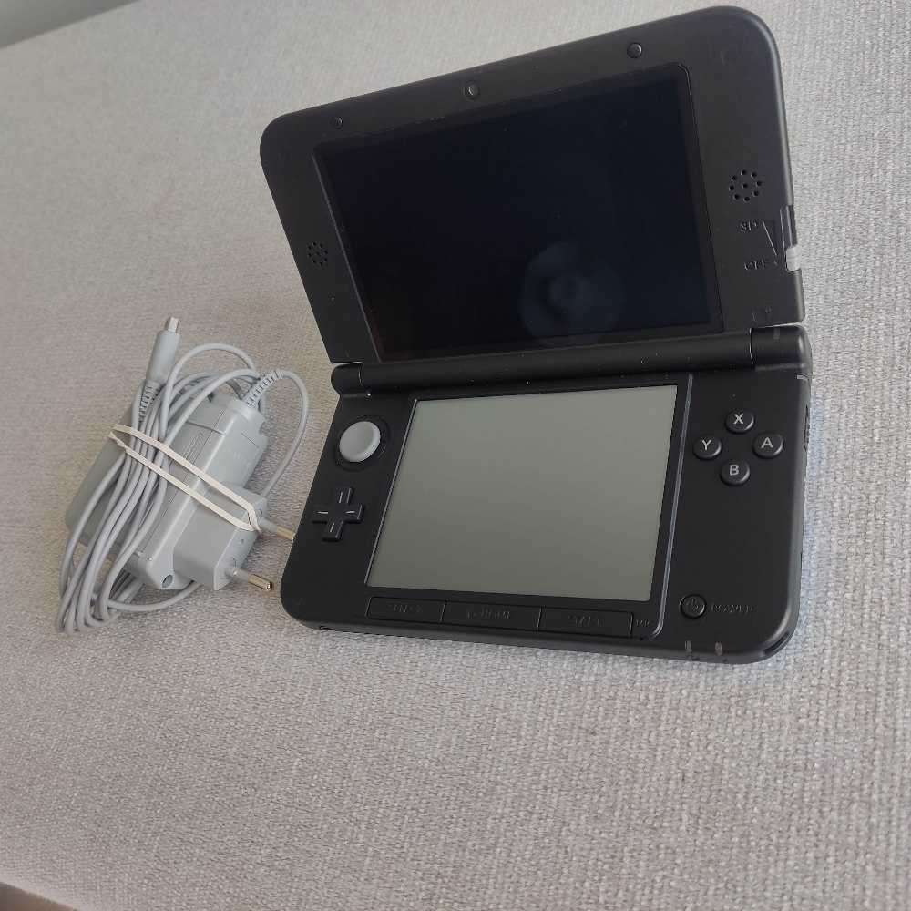 Nintendo 3ds XL console with original charger, stylus and memory card