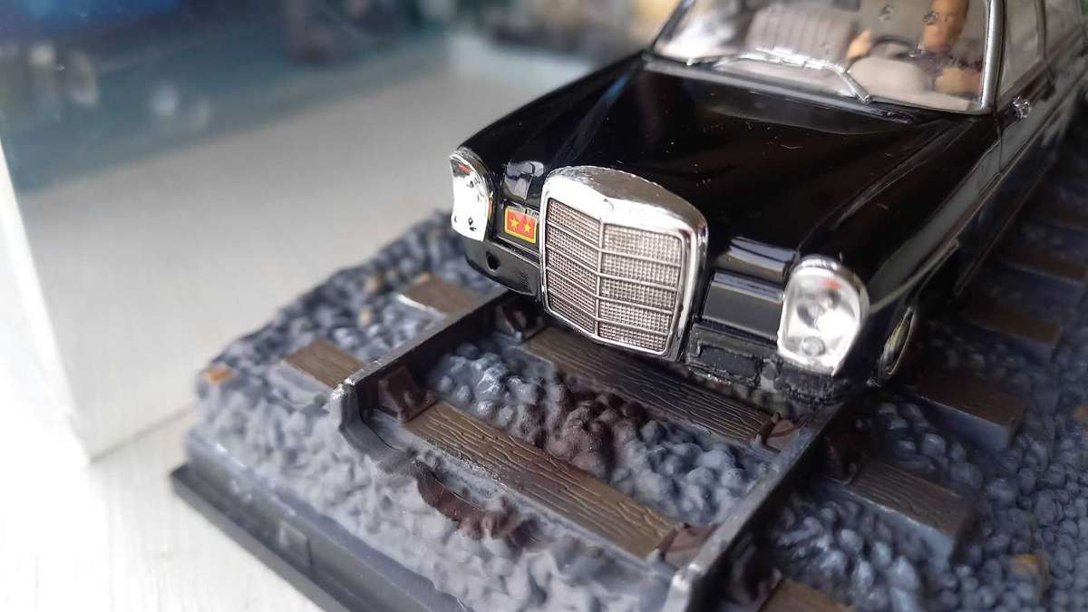 007 Mercedes Benz 250se - OctoPussy