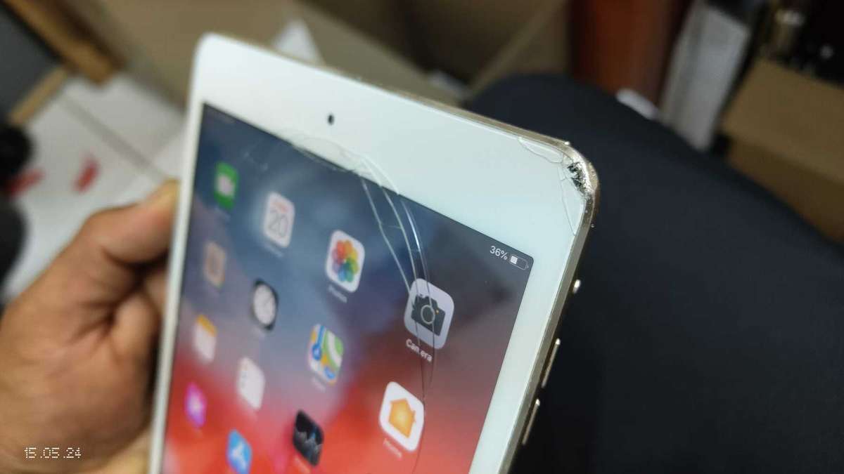 iPad Mini 3 128GB wifi only Gold (Touch Cracked) {Pre Owned}