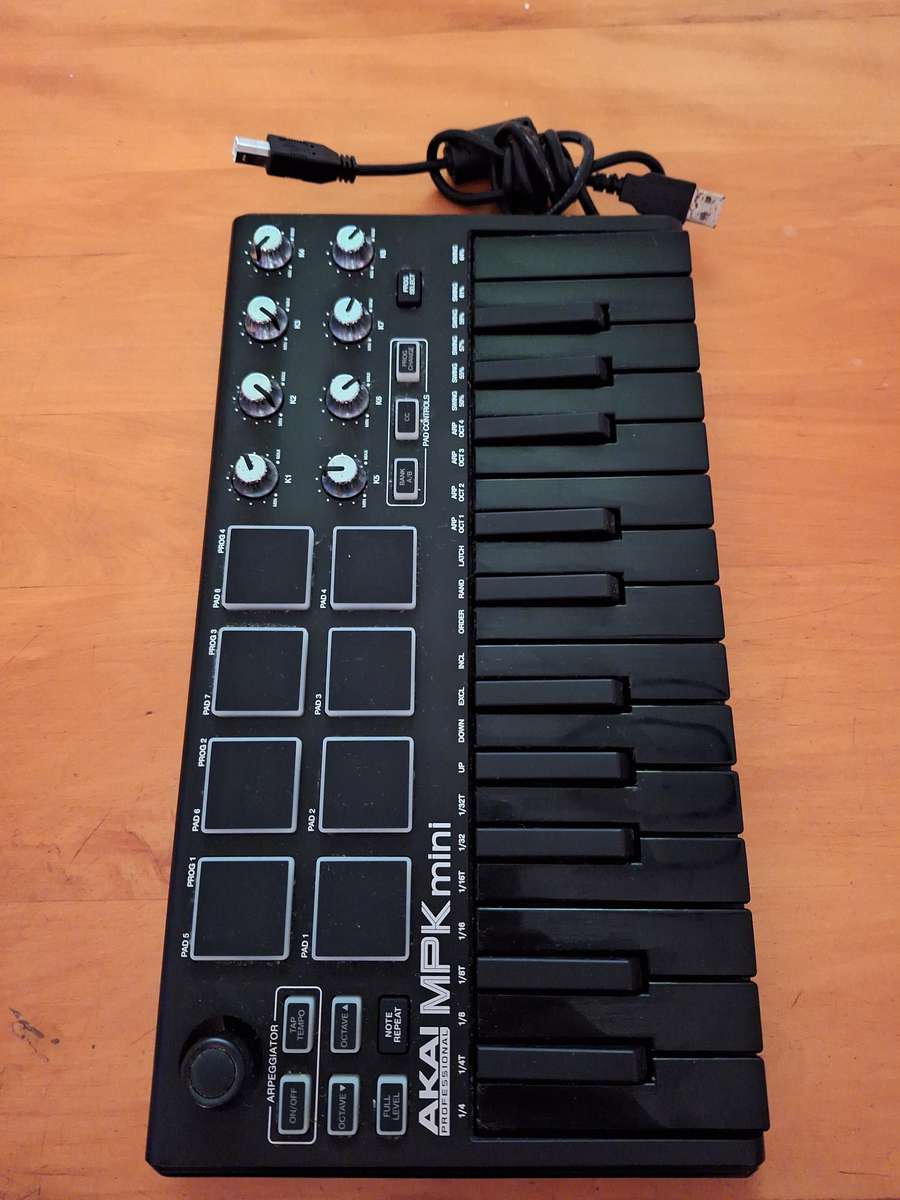 AKAI PRO MPK mini 1 audio midi controller (Black edition)