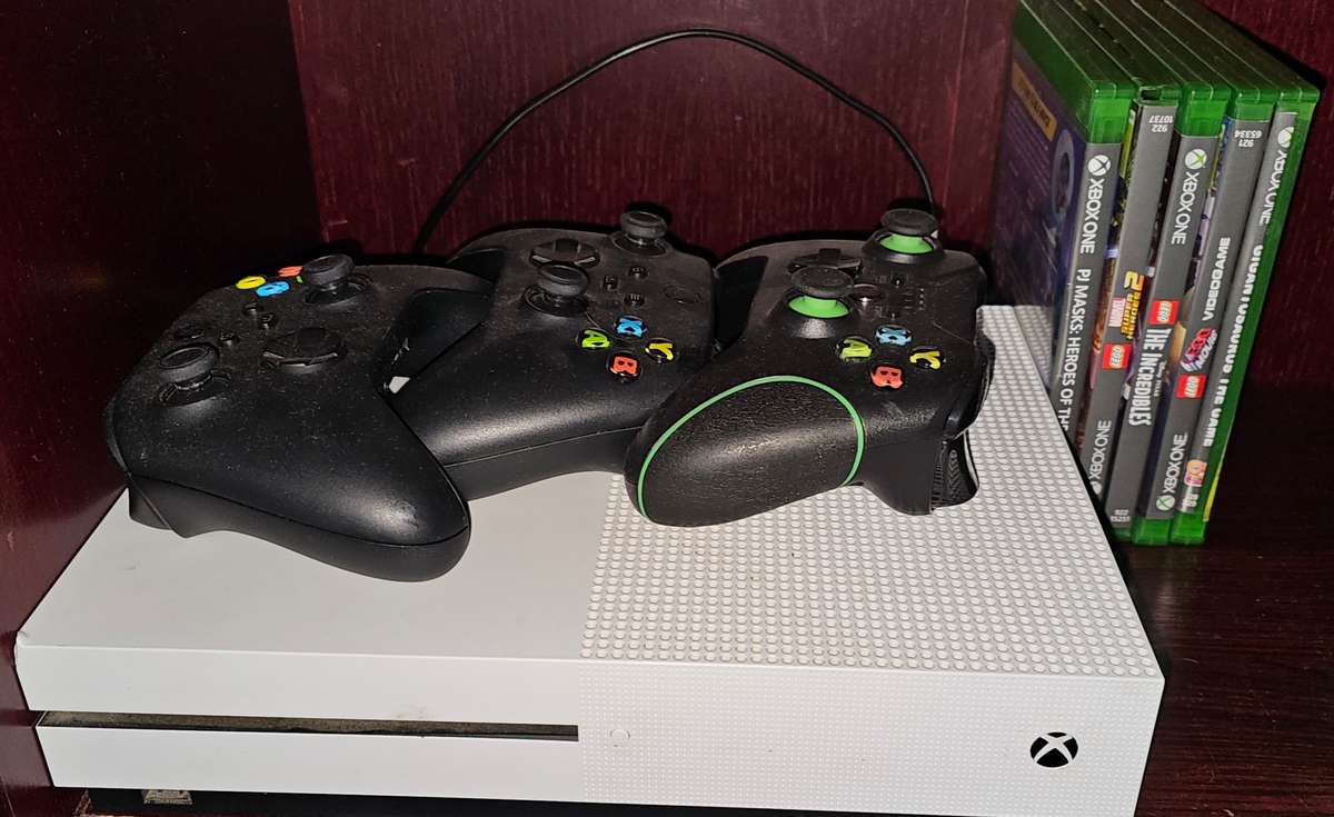 XBOX ONE S 1TB 5 games 3 controllers