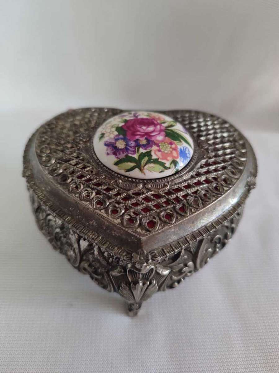 Jewelry box