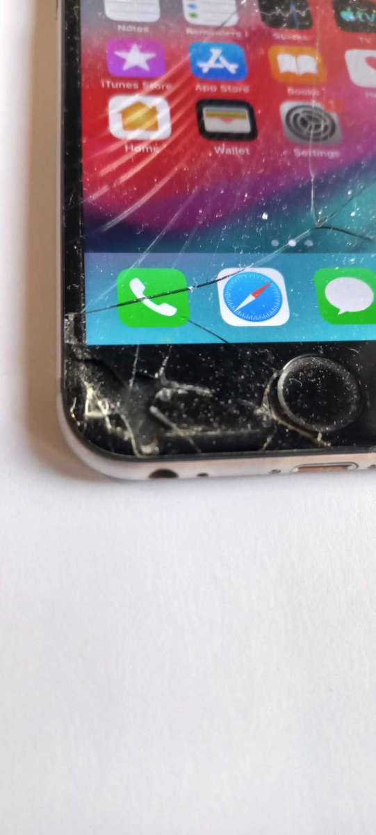 IPhone 6 Space Grey (Damaged screen)