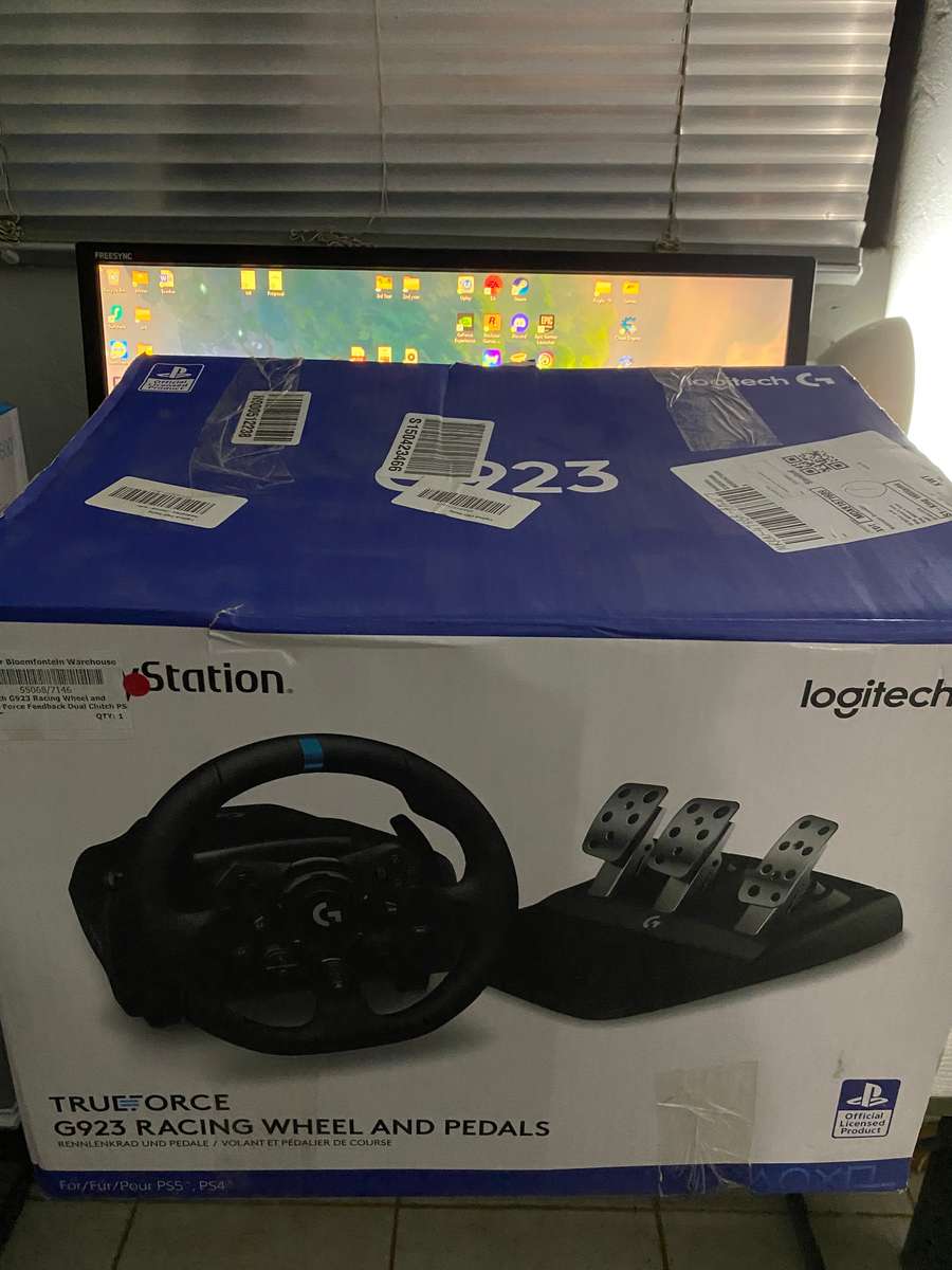 Logitech G923 TRUEFORCE Sim Racing Wheel and Pedals Playstation and PC