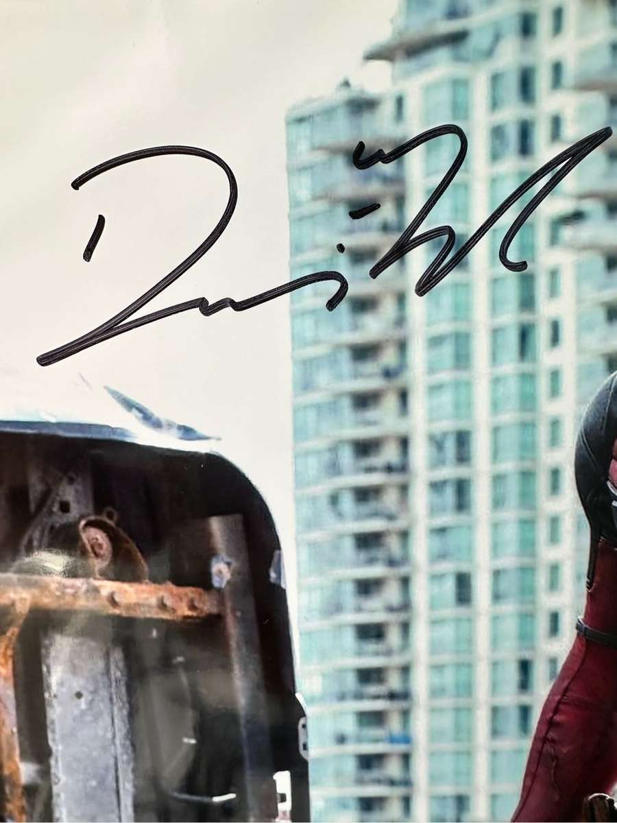 AUTHENTIC AUTOGRAPH BY RYAN REYNOLDS- WITH COA - AWESOME PIECE