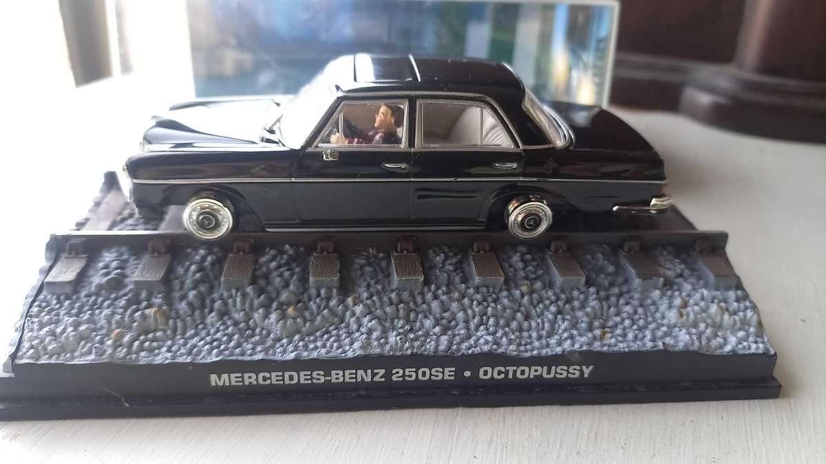 007 Mercedes Benz 250se - OctoPussy