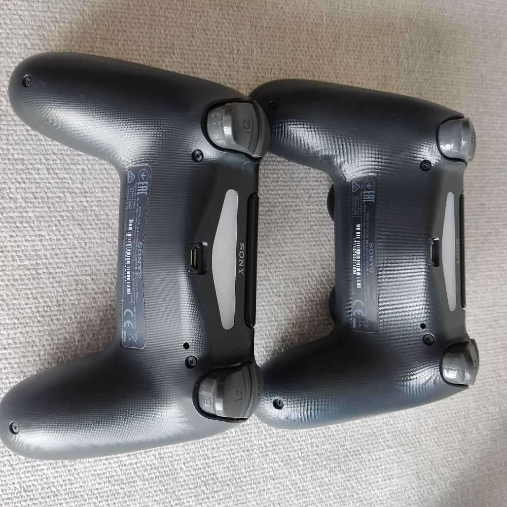 Playstation 4 Slim 1Tb +2 controllers  plus One game