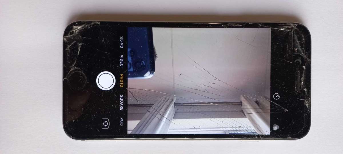 IPhone 6 Space Grey (Damaged screen)