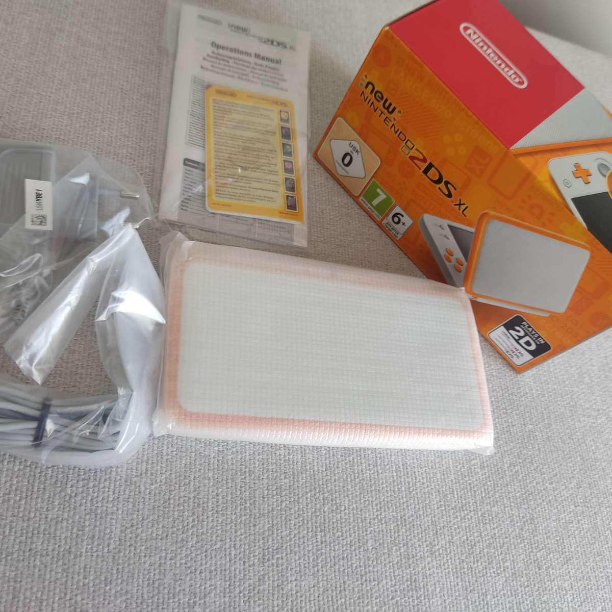 `New` Nintendo 2ds xl Console with original charger +box