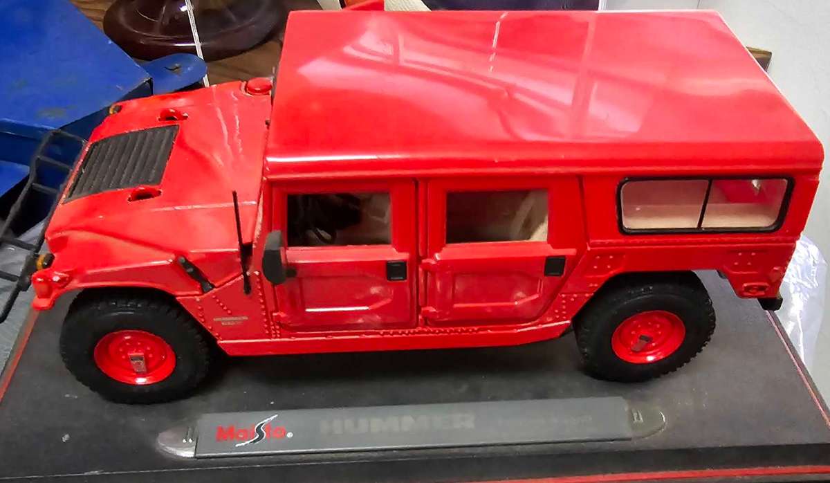 Highly collectable 1:18 Hummer Stationwagon