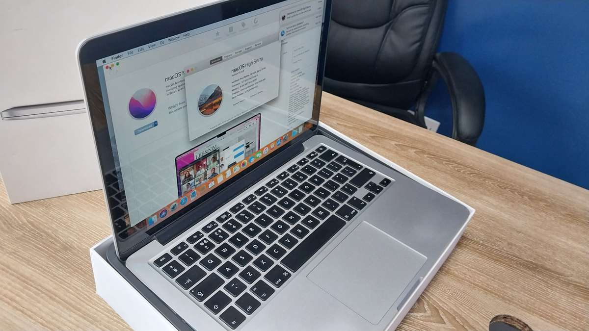 Apple macbook pro 13-inch Retina Display 2015 model core i5 8GB RAM 256GB SSD Storage